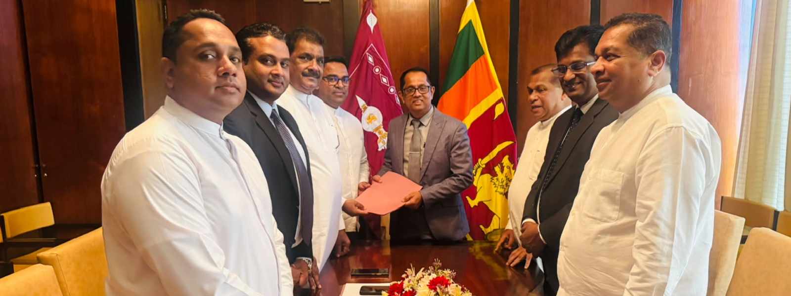 අධිකරණ ඇමතිට එරෙහි විශ්වාසභංගය කථානායකට භාර දෙයි..